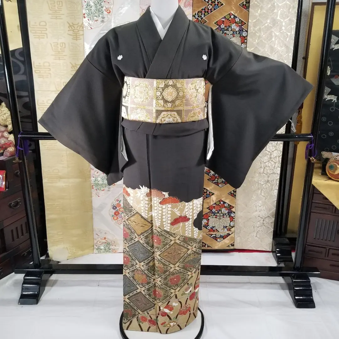 Thumbnail of kts036st Large size Kurotomesode (formal black kimono) silk, with five family crests of Paulownia (Gosan no Kiri), gold thread and gold sand, facing crane diamond