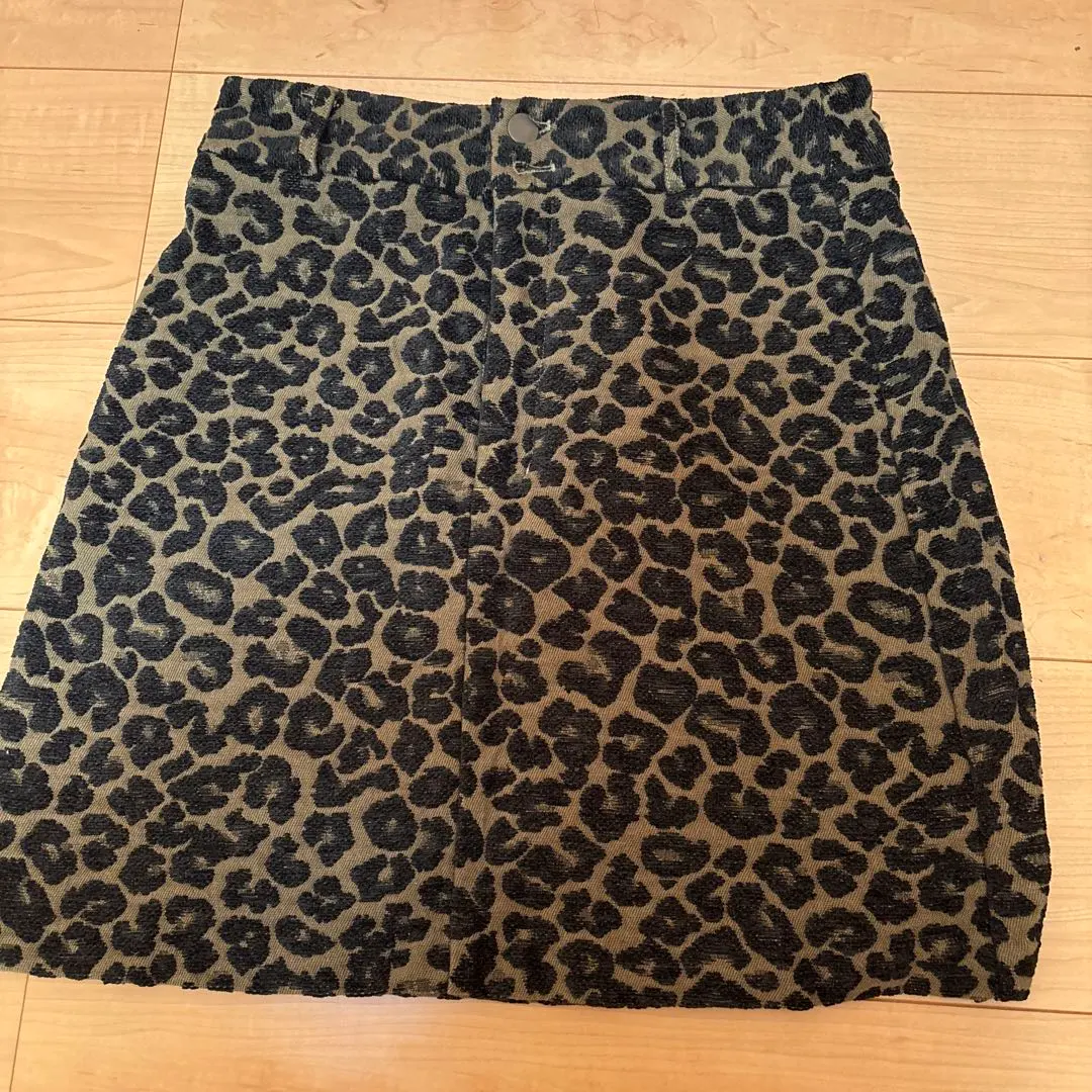 Thumbnail of Leopard print olive green tight skirt