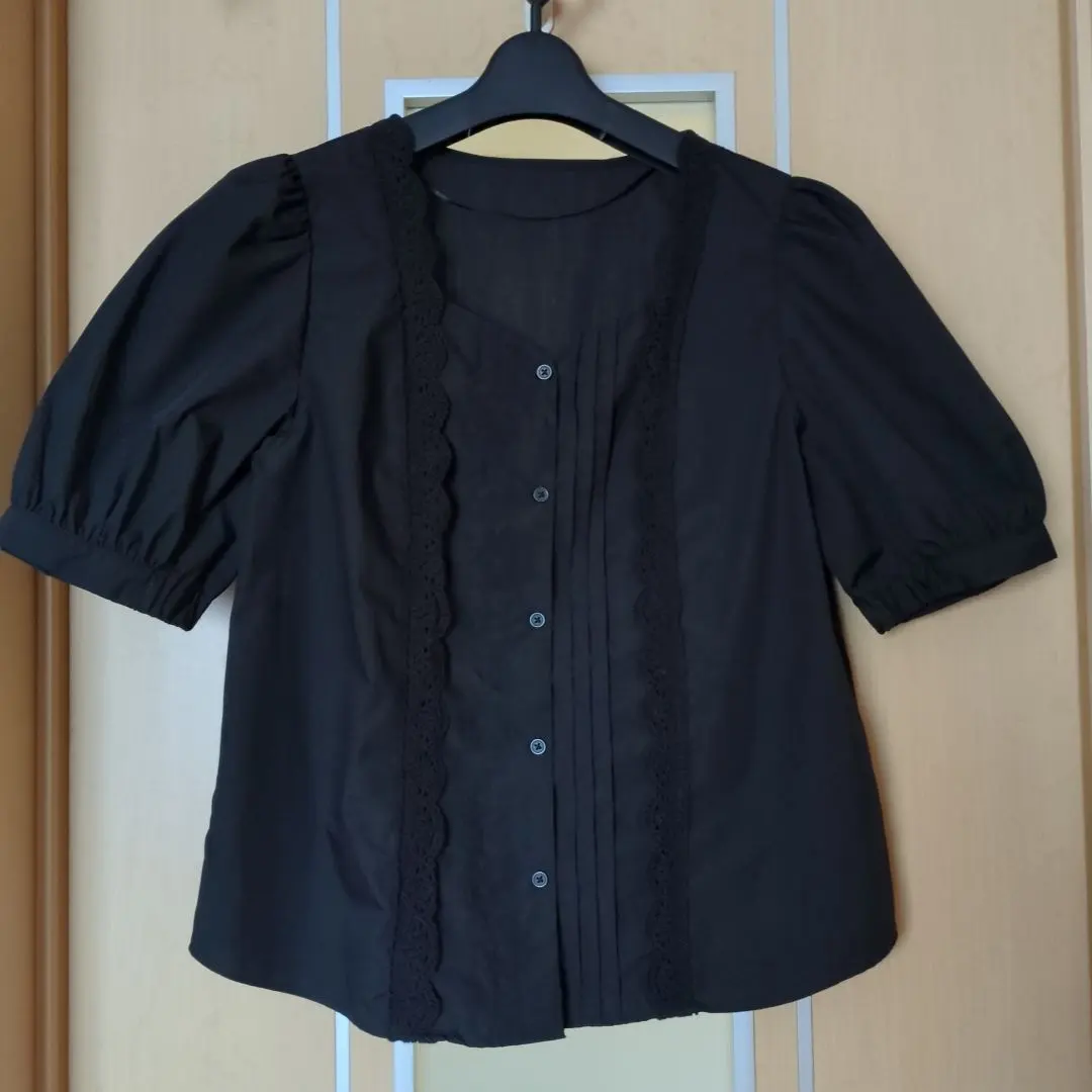 Thumbnail of GU Black Ruffle Puff Sleeve Shirt