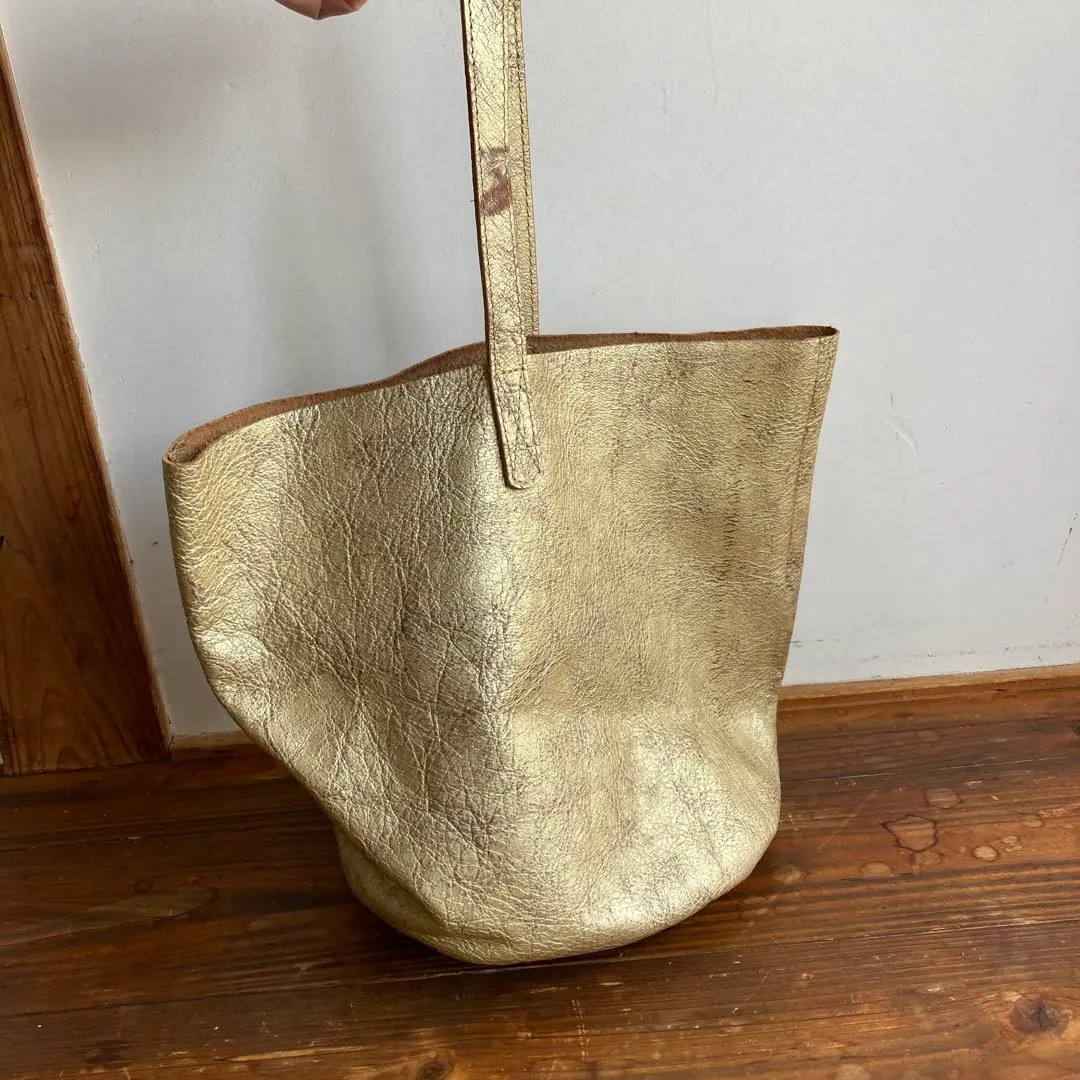 未使用品☆トゥモローランド　ゴールドレザーバッグ　メタリック TOMORROWLAND（ハンドバッグ ・ ゴールド/金色系）のフリマ
