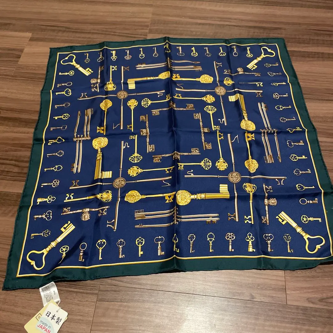 未使用品*横浜スカーフ*Marca*マルカ*大判スカーフ*絹100％*シルク*馬車柄*日本製*８８cm*送料込み Marca 株式会社丸加 伝統横濱スカーフ シルク100% MARCA マルカ ぶどう