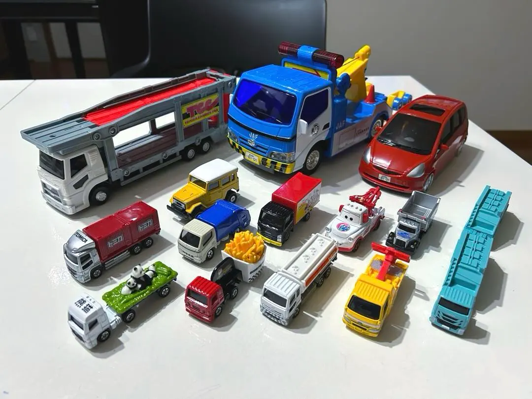 Thumbnail of Tomica diecast car 15-car set: Carrier car, JAF tow truck, working vehicles