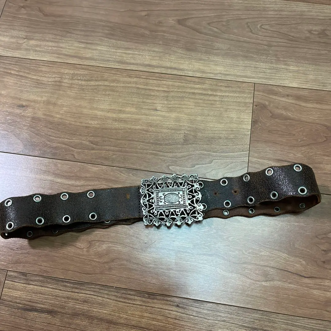 棕色皮革腰帶 裝飾性扣環 的縮圖