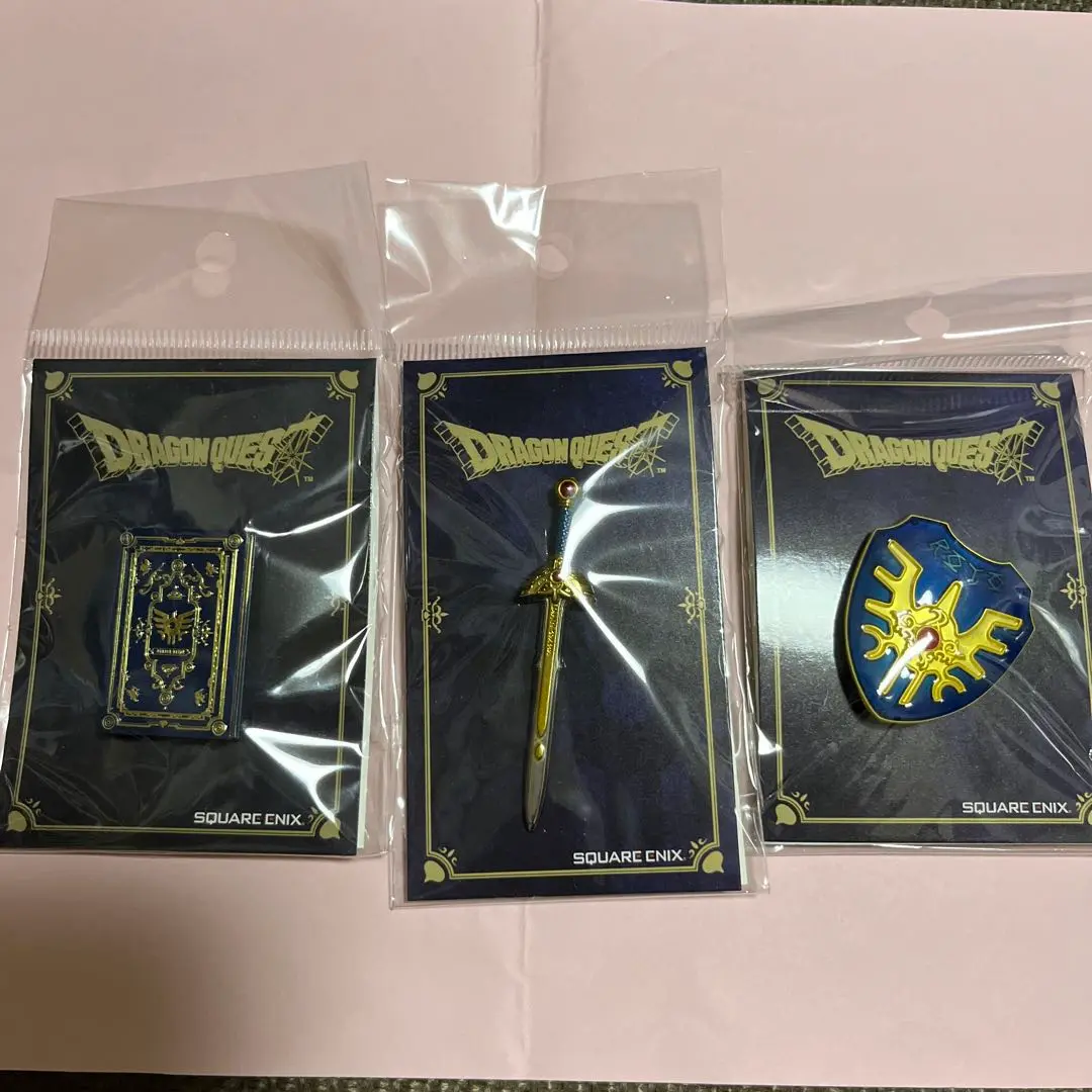 ドラゴンクエスト　ピンバッジ　4種＆ヘアゴム1種セット　ロトの剣、盾　など ドラゴンクエスト ピンバッジ4種＆ヘアゴム1種セット ロトの剣