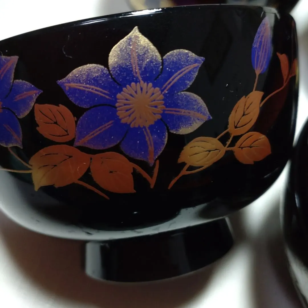 Thumbnail of 9 clematis-patterned soup bowls and 15 shallow side dishes