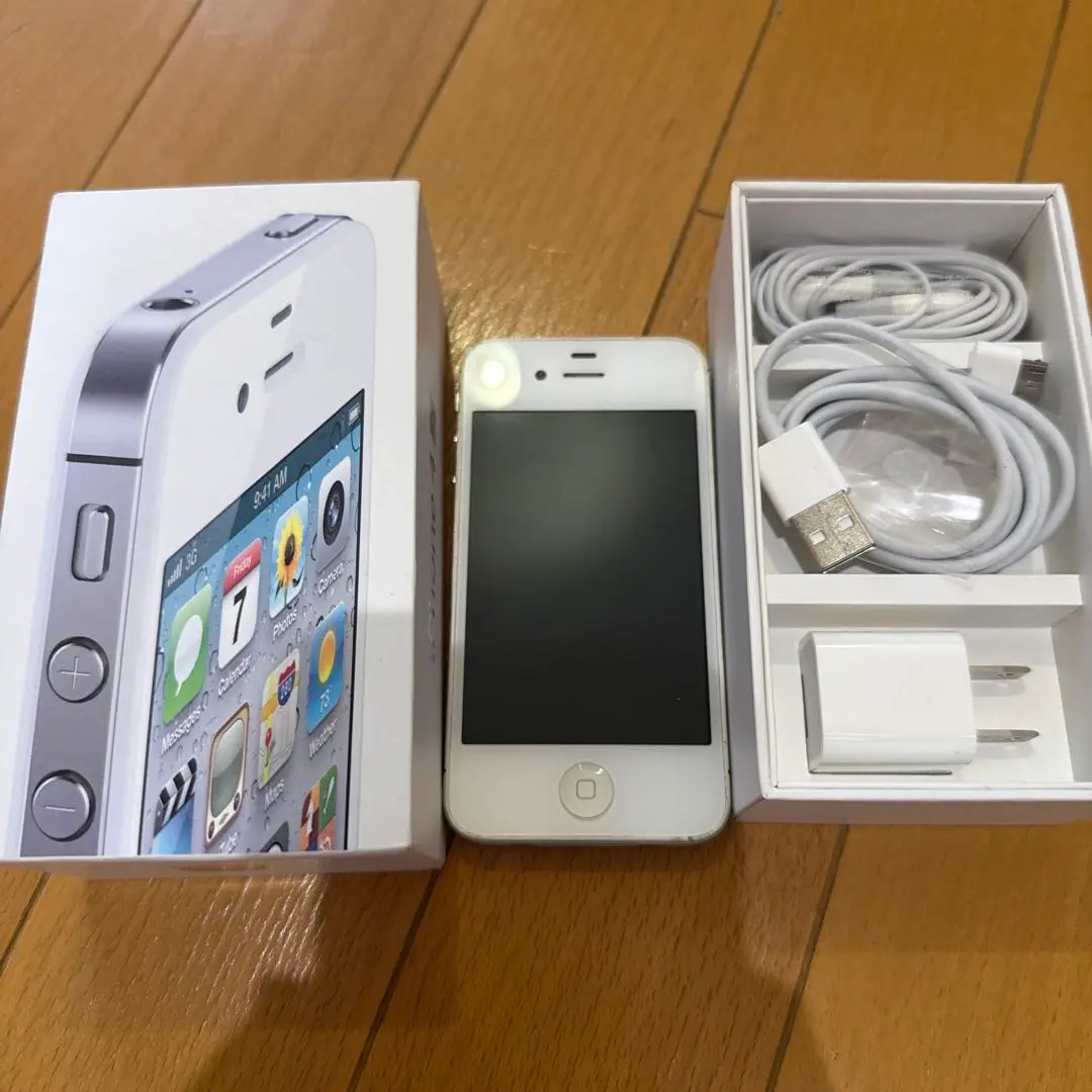 【未使用・極美品】iPhone 4s 64GB ホワイト SIMフリー付属品完備 未使用・極美品】iPhone 4s 64GB ホワイト SIMフリー付属品完備