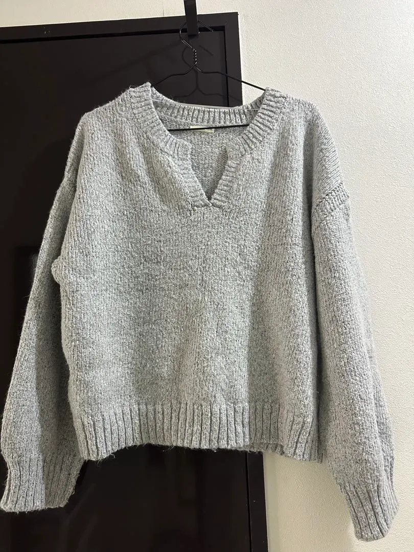 Thumbnail of Gray V-neck long-sleeved knit sweater - GU