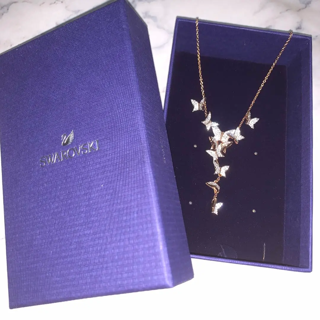 SWAROVSKI　Liliaネックレス&ピアスセット(蝶) 　未使用品 未使用SWAROVSKIのLiliaクリスタル蝶々ドロップネックレス