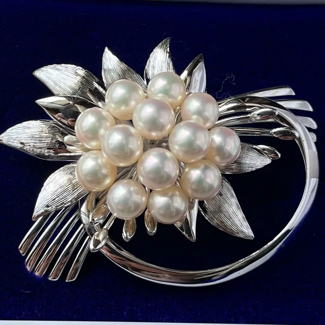 Thumbnail of Pearl brooch