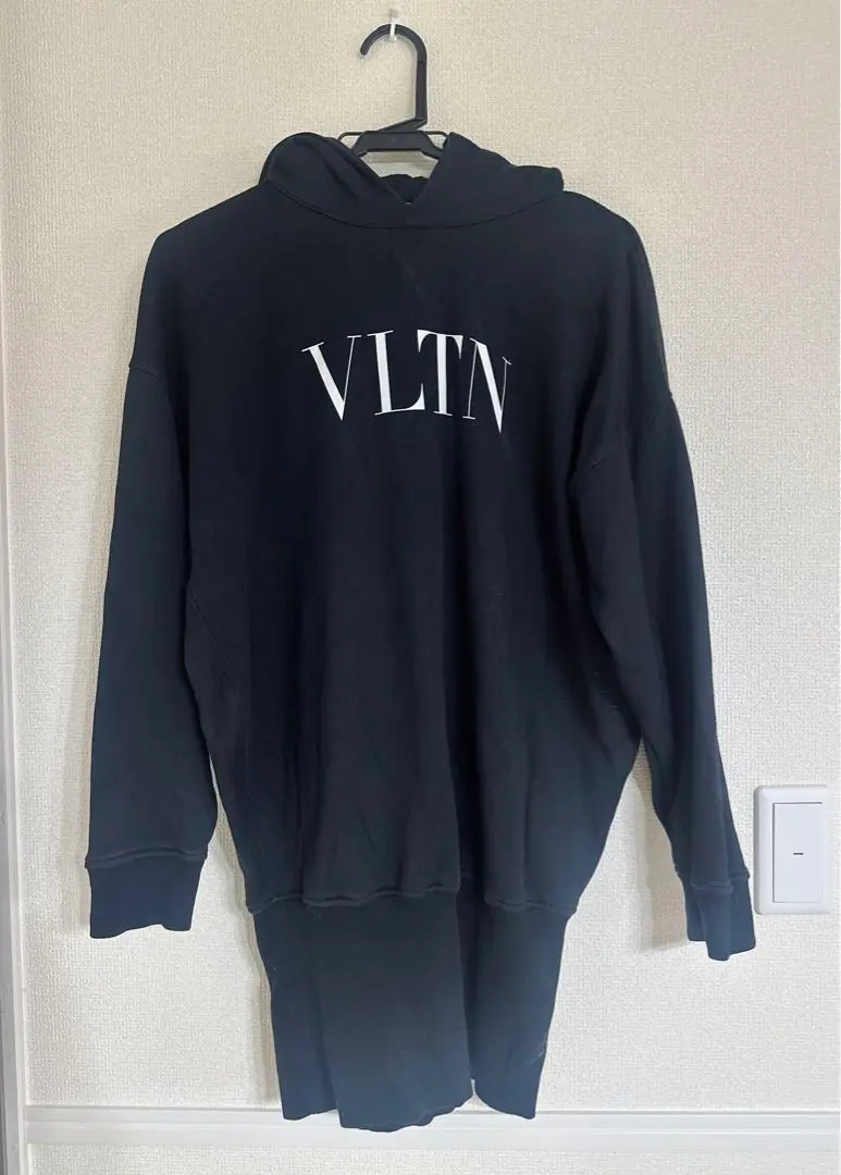 VALENTINO ブラック パーカー グラフィック 21677310_51588864_600.jpg