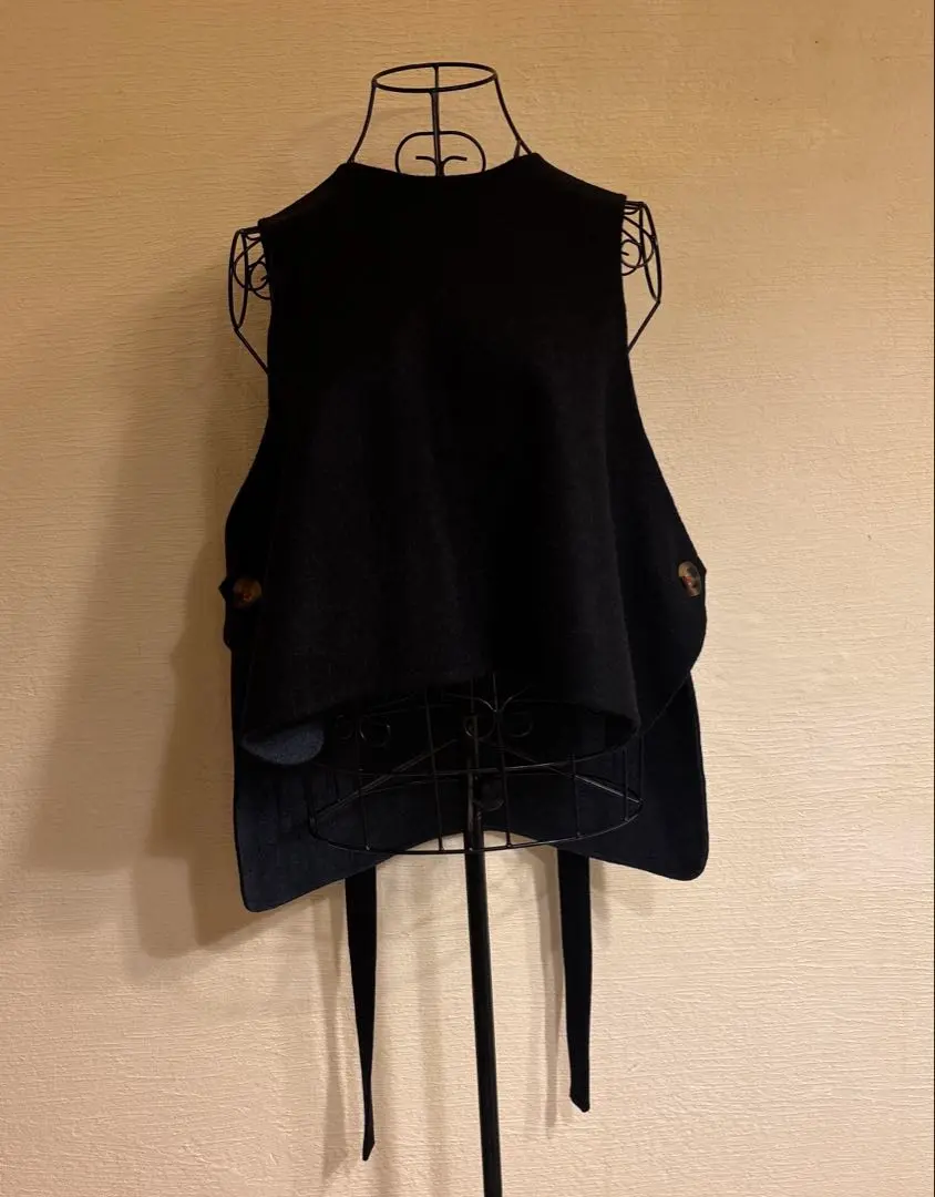 ENFOLD フリル付きブラックビスチェ 22ss ENFOLD フリル付きブラックビスチェ 22ss - メルカリ