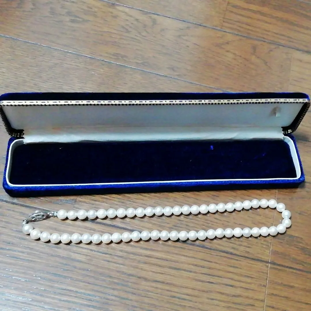 Thumbnail of Pearl necklace