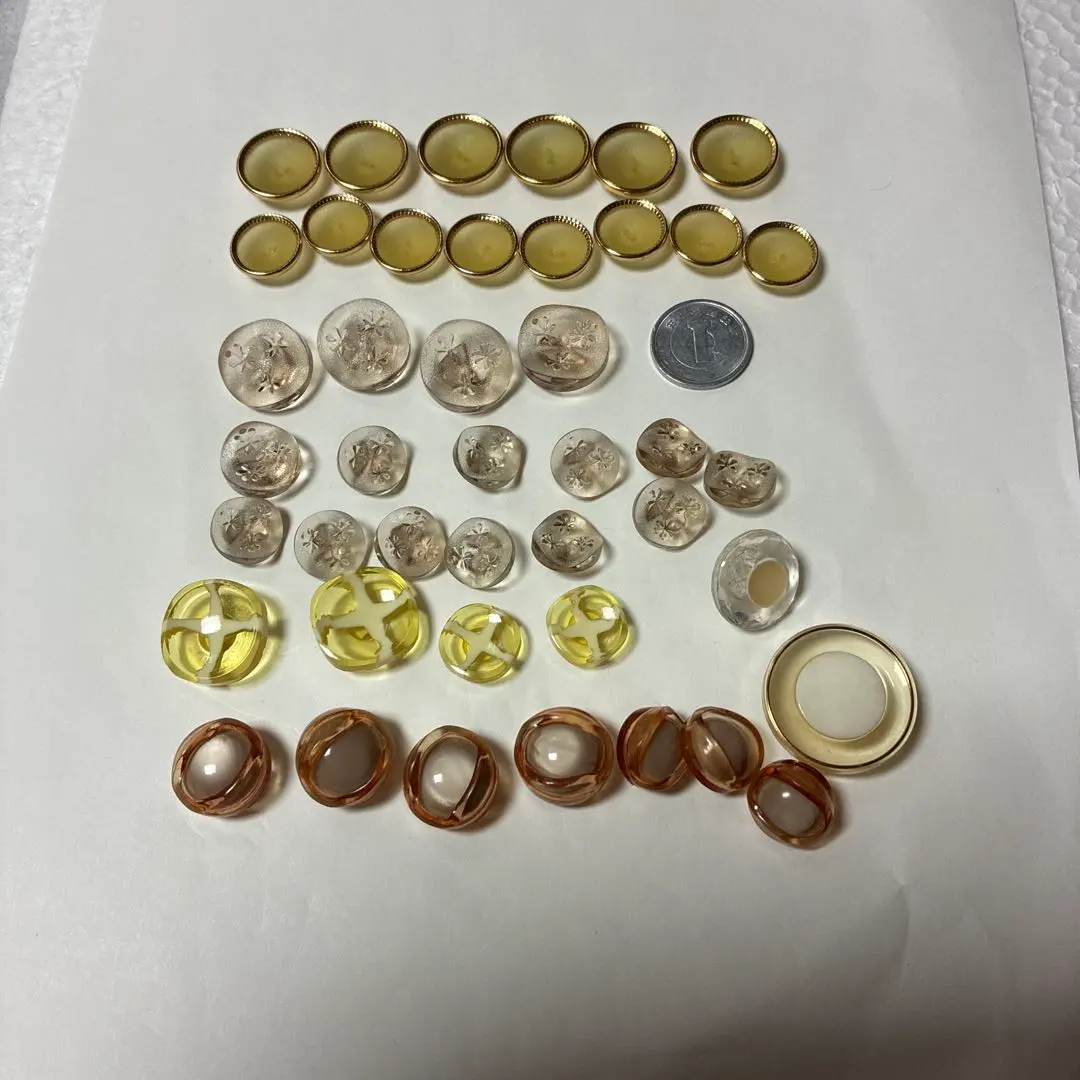 Thumbnail of Buttons Various G251106