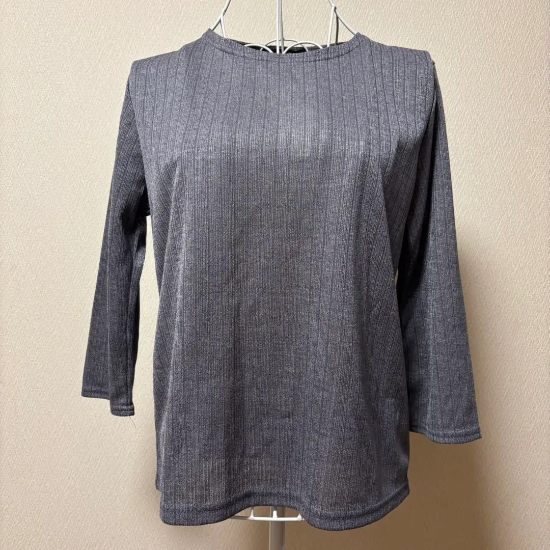 Thumbnail of New with tags, gray, crew neck, plain, simple, cut and sew, T-shirt L, three-quarter sleeves