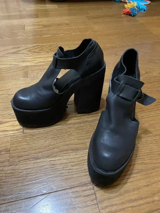 UNIF - unif プラットフォームベルトブーツ 厚底ブーツ レザー