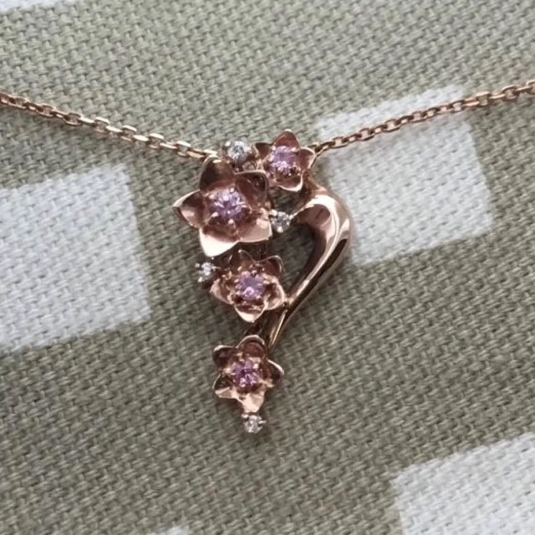 ヴァンドームブティック　サファイアカラーのスワロフスキーとフラワーネックレス ヴァンドームブティック（VENDOME BOUTIQUE）【ジュエリー公式