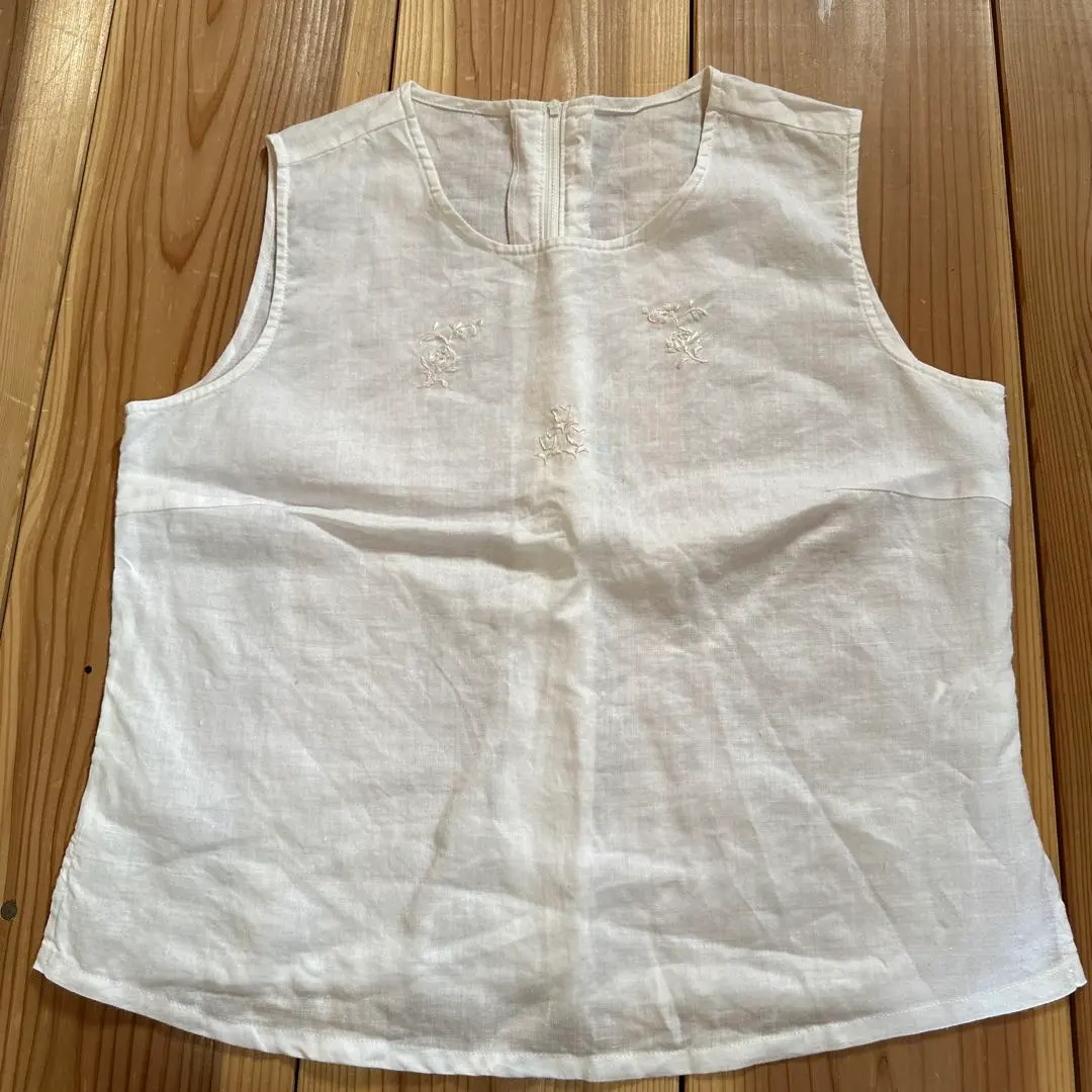 Thumbnail of White linen sleeveless shirt