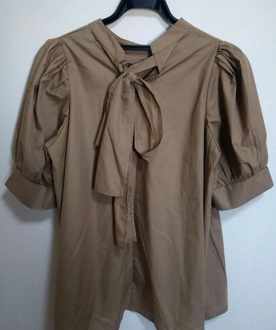 Thumbnail of Beige short-sleeved shirt with ribbon