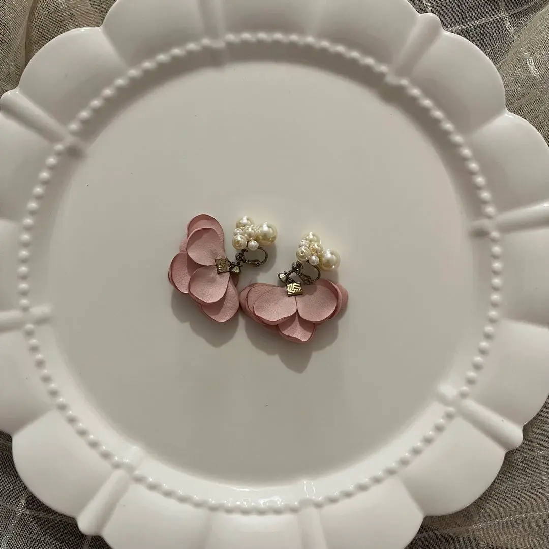 Thumbnail of Pink petal design earrings