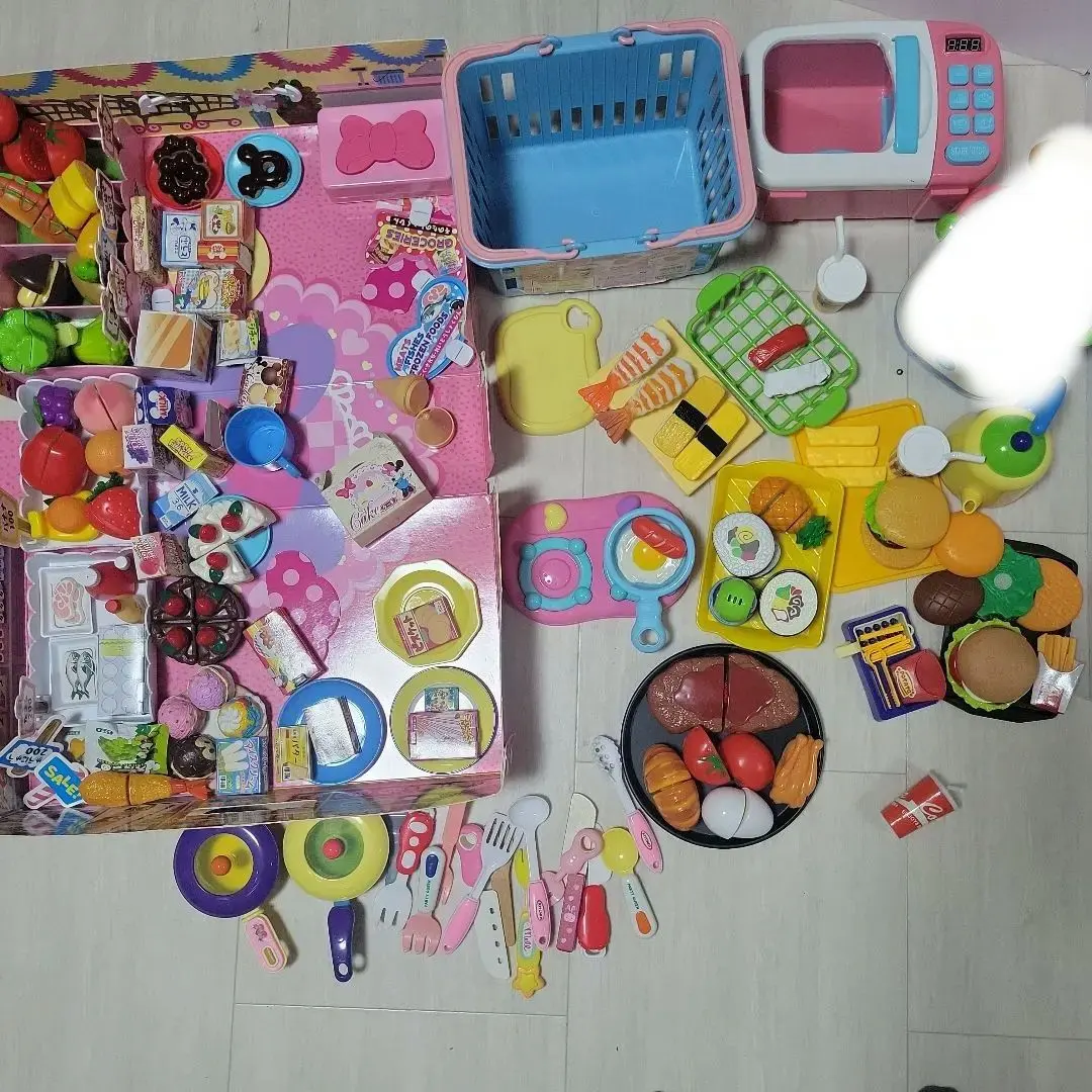 Thumbnail of Play food set, shopping basket, microwave oven