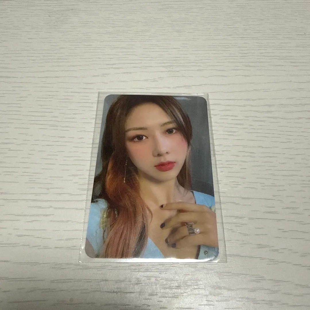 Thumbnail of Dreamcatcher Yoohyeon trading card