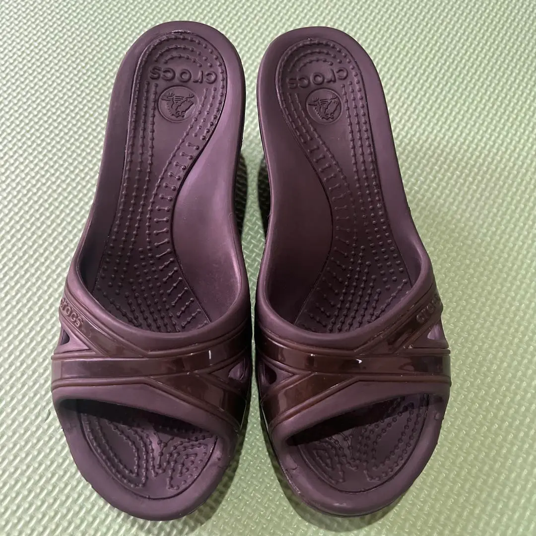 美品✨crocs/クロックス ジニー ウエッジソール サンダル (W8) 2025年最新】クロックス ジニーの人気アイテム - メルカリ