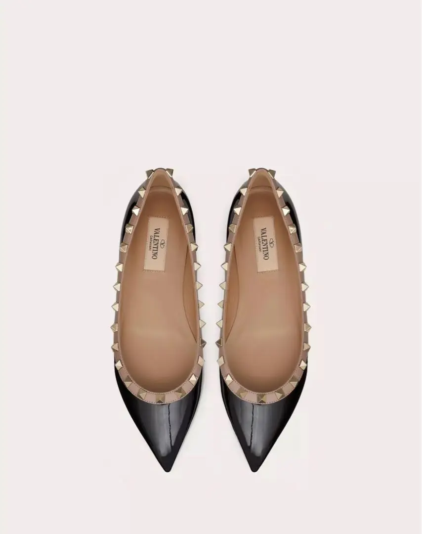 ♡Valentino•スタッズ付きフラットシューズ•黒とベージュ VALENTINO ヴァレンティノ バレエシューズ 4W2S0HB6 SWH