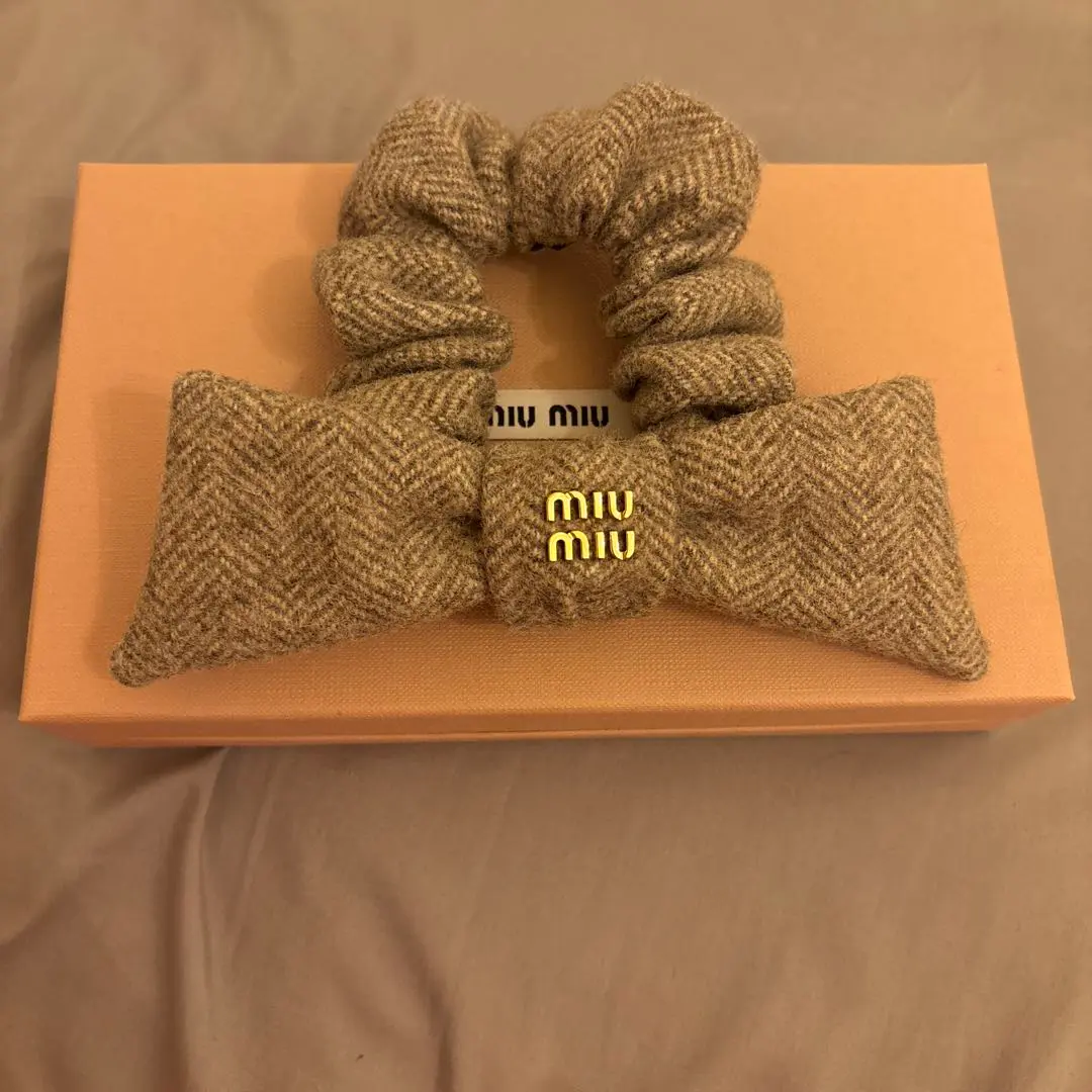 完売MIUMIUミュウミュウ　シュシュ　ヘアアクセサリー　ゴム MI5637DW000658_fw_thumbM.jpg