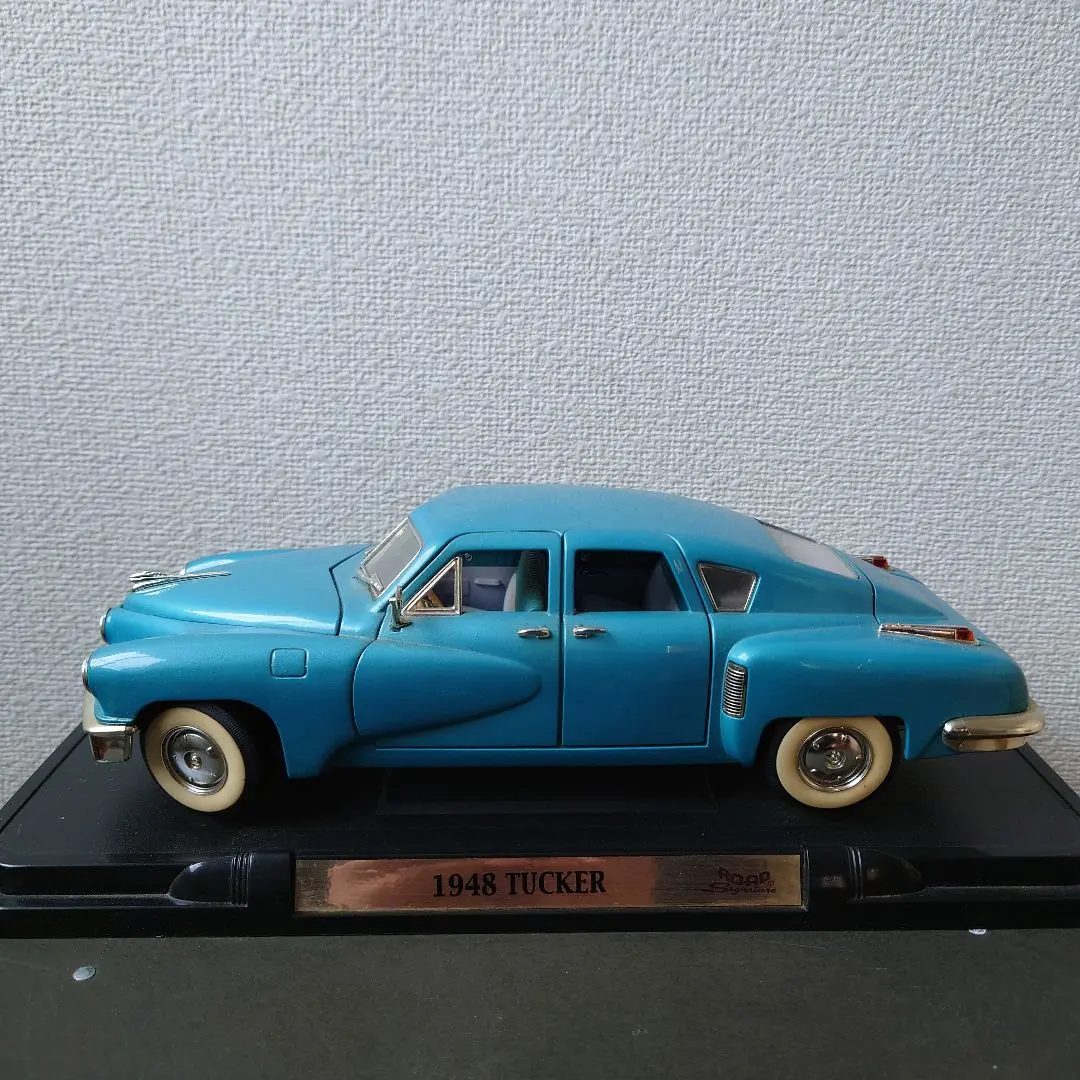 1948 Tucker ダイキャストモデル Amazon.com: Road Signature 1948 Tucker Torpedo Cream 1/18