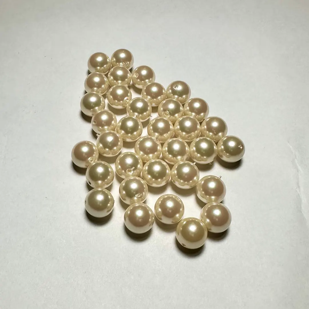 Thumbnail of Glass pearl beads, beige, 34 pieces
