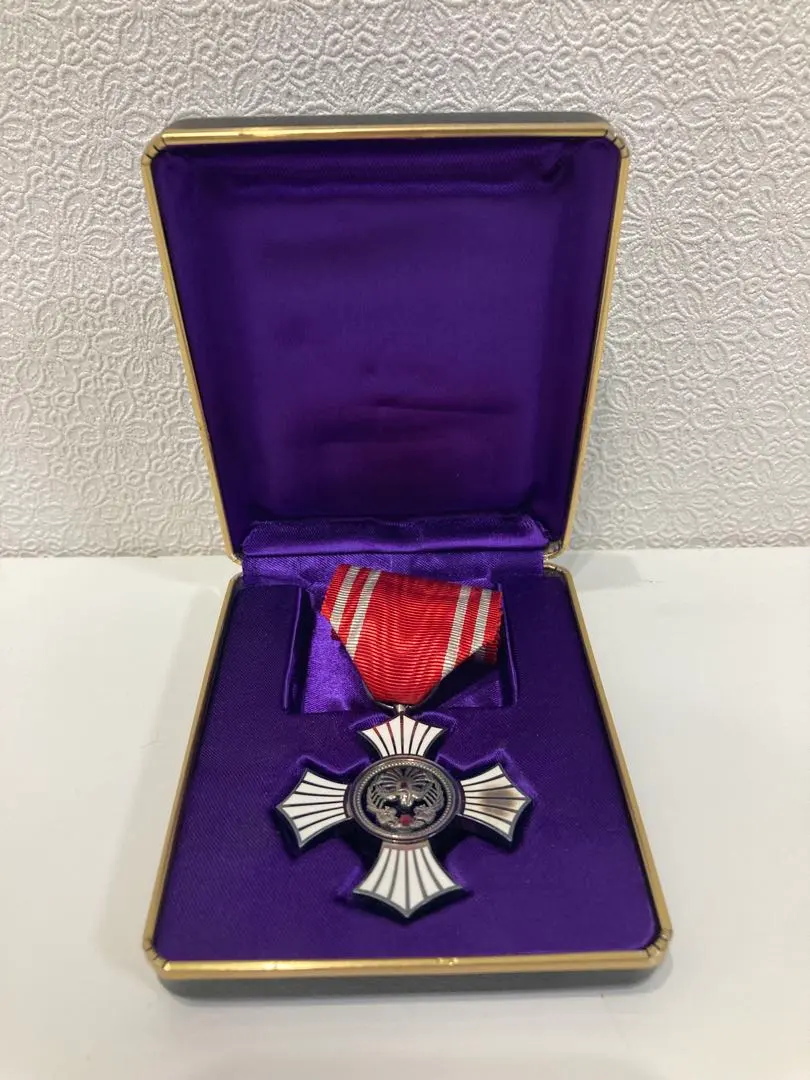 古美術　日本赤十字社 銀色有功章 バッジ ピンバッジ 章銀有功章 明治21年 ◇純銀◇ 日本赤十字社 金色有功章略章 銀色有功章略章