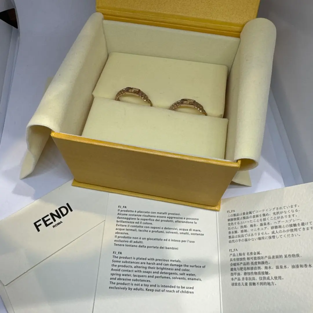 2025年最新】フェンディバゲットピアスの人気アイテム - メルカリ
