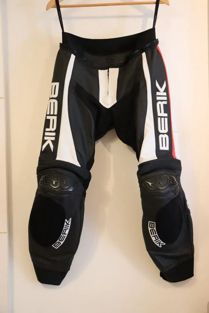 BERIK 革パンツ 未使用品 ウエスト80-85 BERIK 革パンツ 未使用品 ウエスト80-85