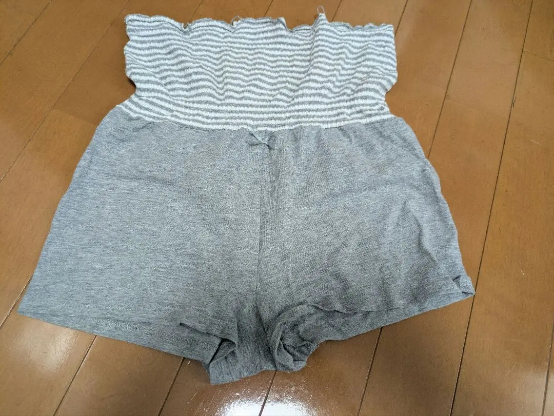 Thumbnail of Gray striped frilly belly band