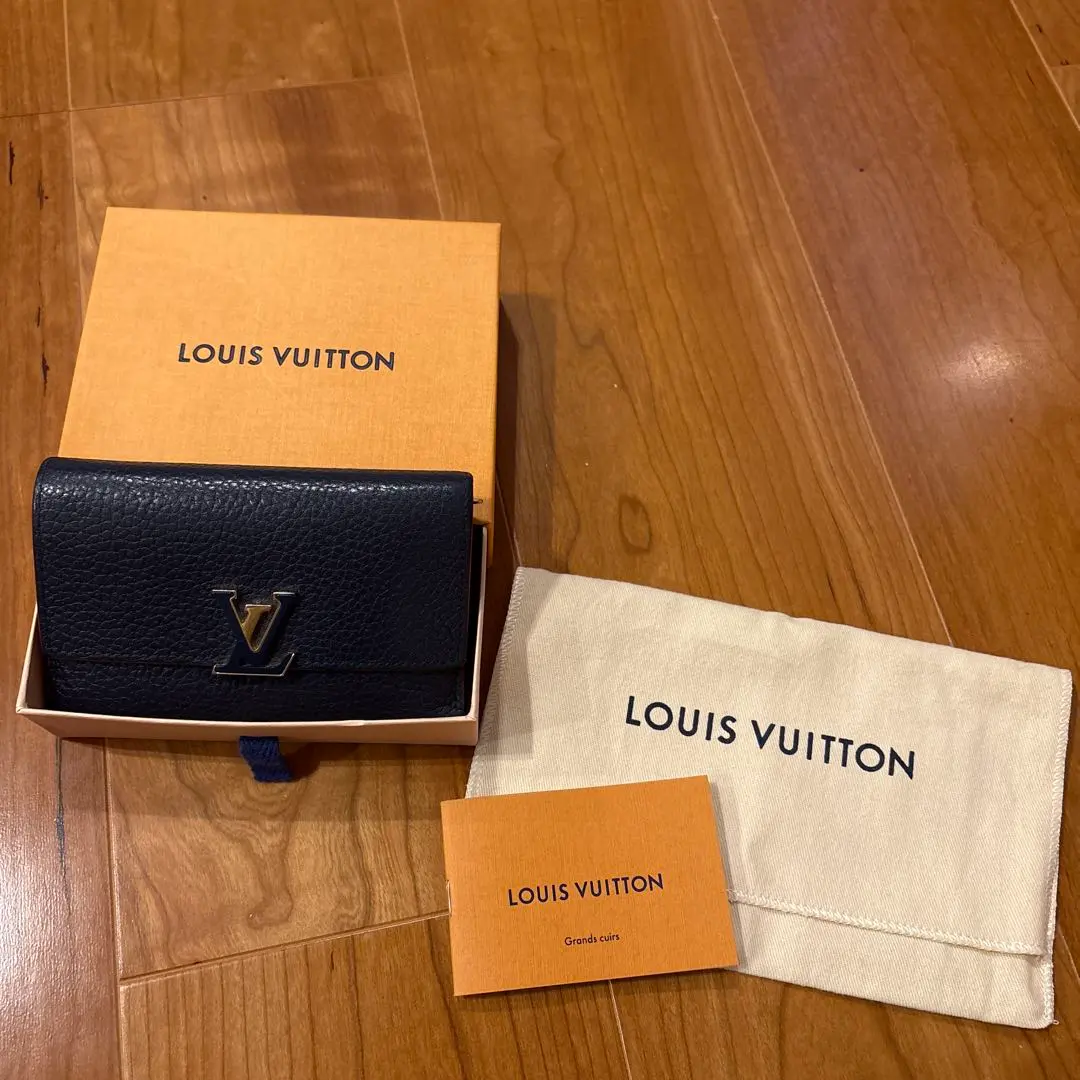 Thumbnail of LOUIS VUITTON Capucines Compact Wallet