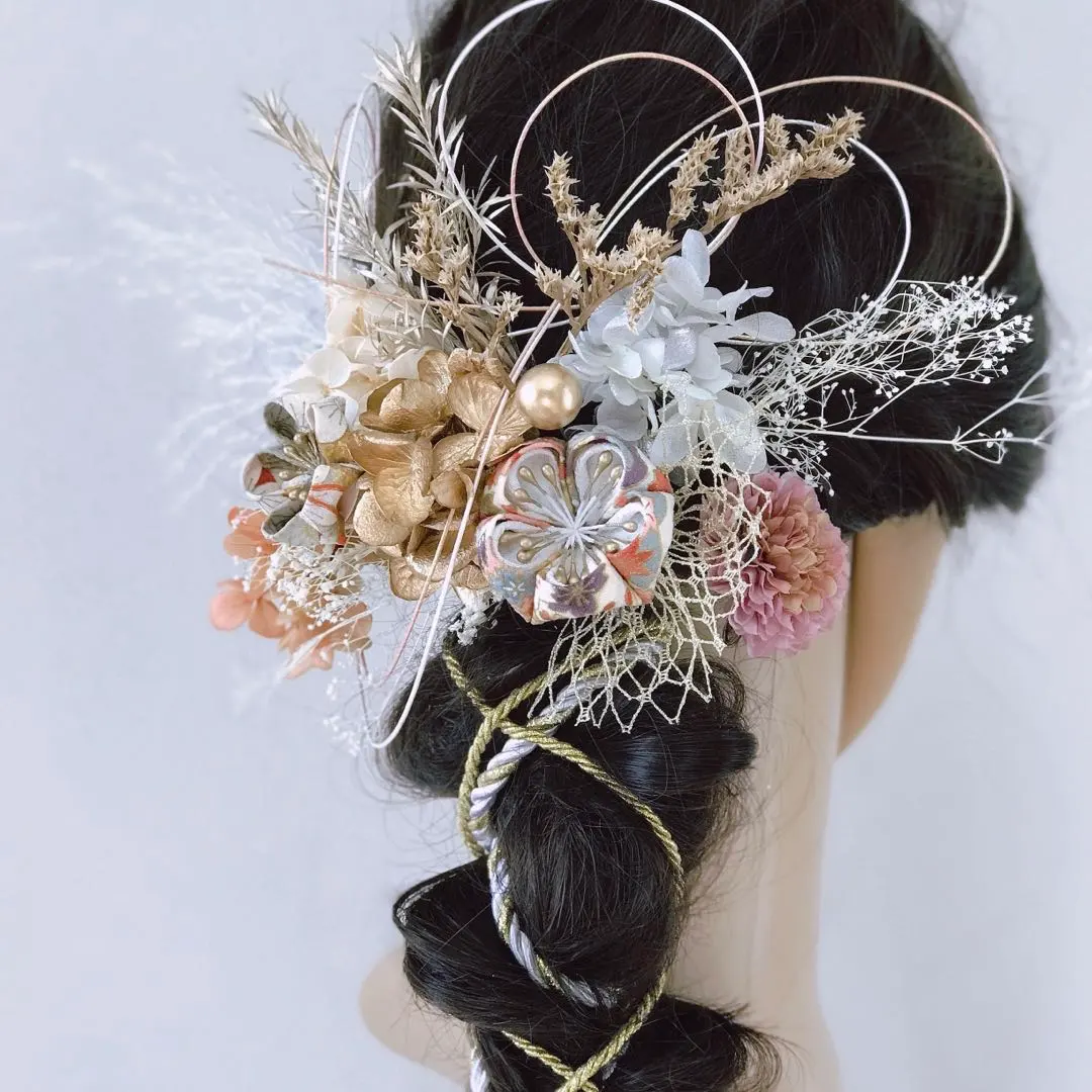 Thumbnail of Hair accessories for seijinshiki (coming-of-age ceremony), graduation, tsumami (folded fabric), artificial flowers, gold, string, mizuhiki (decorative cord), lace, antique