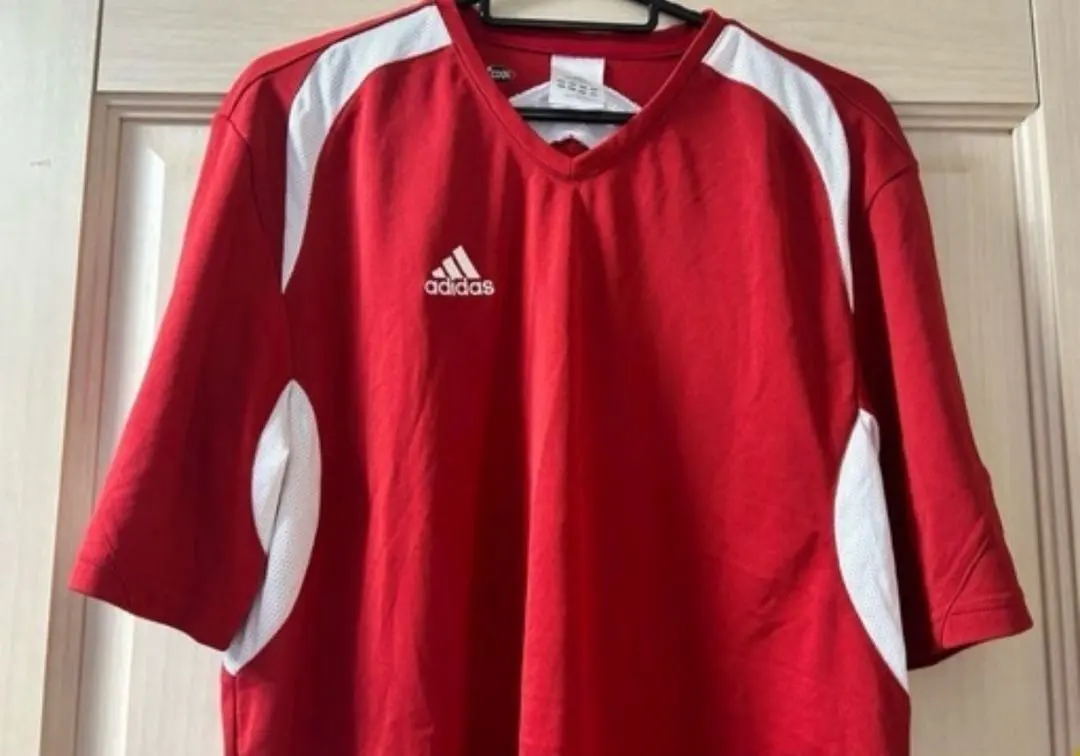 愛迪達 紅色 短袖衫 聚酯纖維 的縮圖