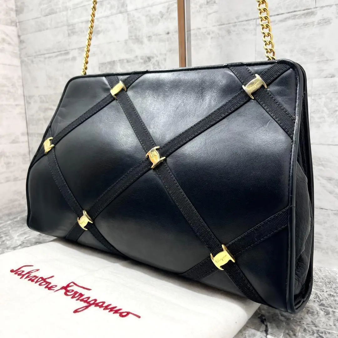 フェラガモ　レザーキルティングバッグ レザーが手に馴染む【FERRAGAMO】キルティング ボウリングバッグ
