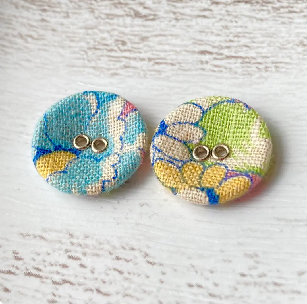 Thumbnail of Feed sack, pink floral fabric covered buttons, 20mm, 2 pieces, RH20-19