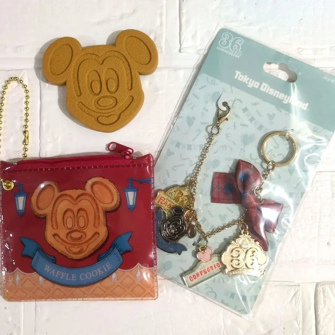 未使用　ディズニー　ポーチ　バッグチャーム　ワッフル　バルーン　40周年 思わず3度見したよ！【ディズニーランド】に「衝撃的なポーチ