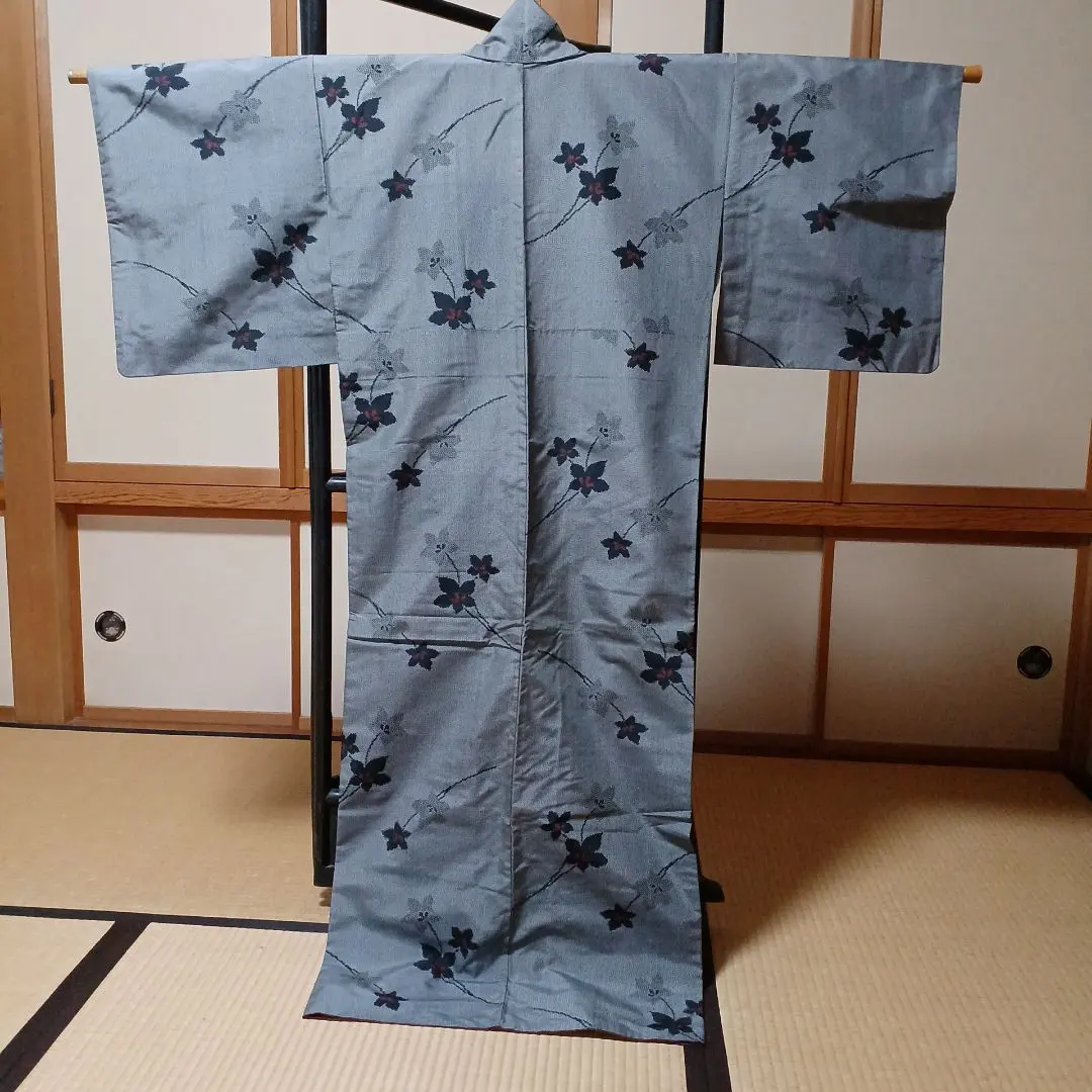 灰色布料 黑色的桔梗花紋 的縮圖