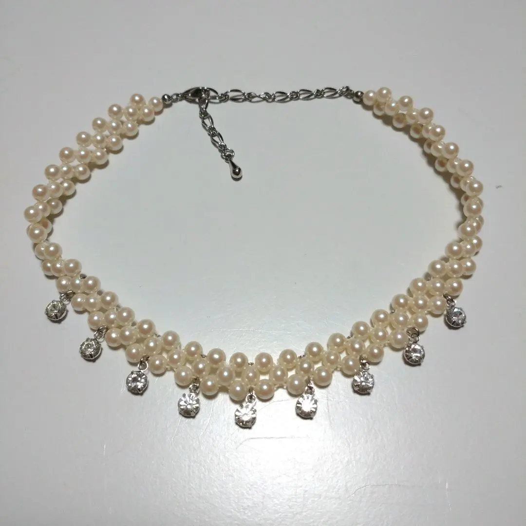 Thumbnail of Elegant pearl choker