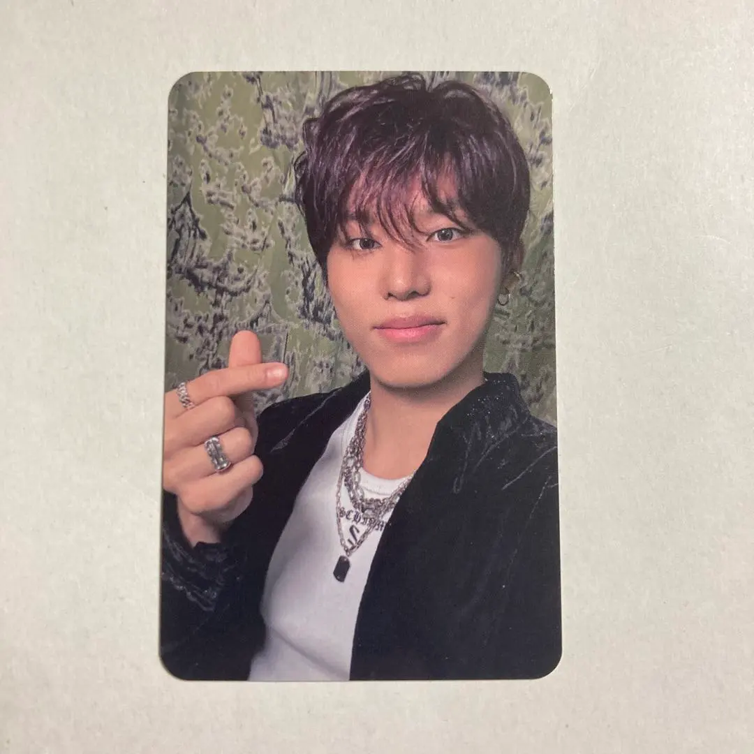 Thumbnail of TREASURE LOVEPULSE Tin Case Photo Card Junghwan