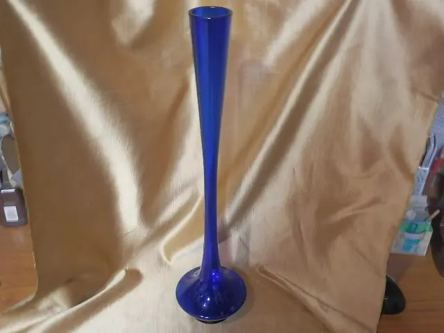 Thumbnail of Vase that doesn't seem like it can hold flowers. Stylish navy blue. 46 x 11 x 4.5cm