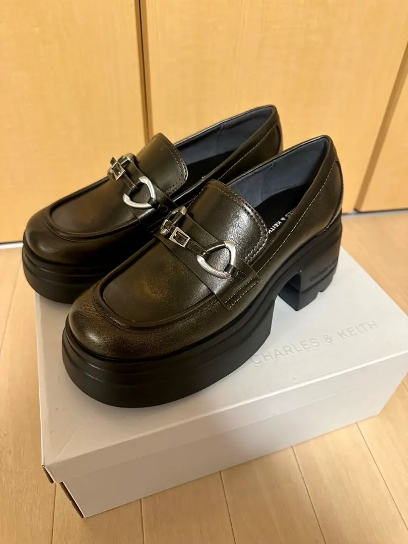 CHARLES & KEITH｜メタリックアクセント チャンキー