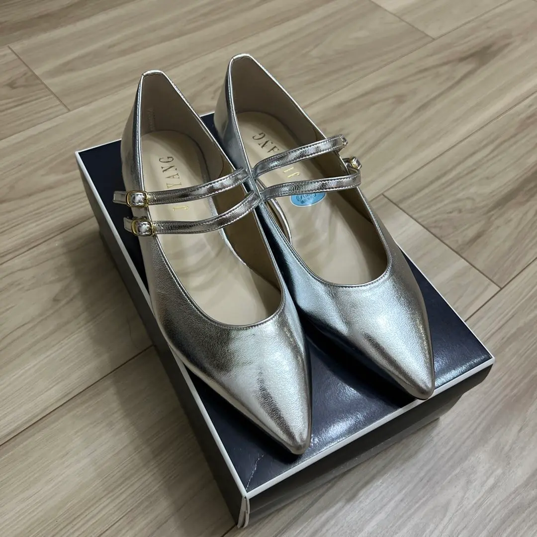 最終お値下げ★OHGA シルバー ポインテッドトゥ フラットシューズ 24cm OHGA シルバー ポインテッドトゥ フラットシューズ 24cm
