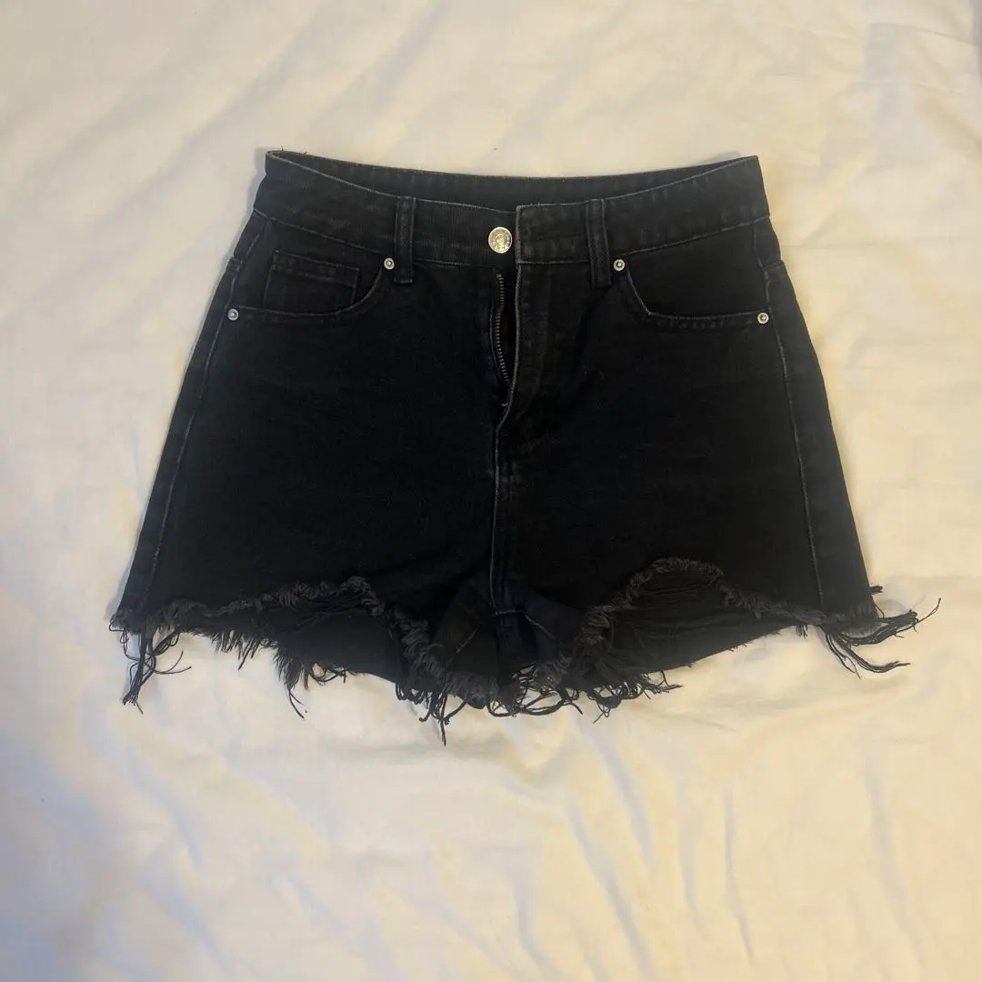 黑色短褲 的縮圖