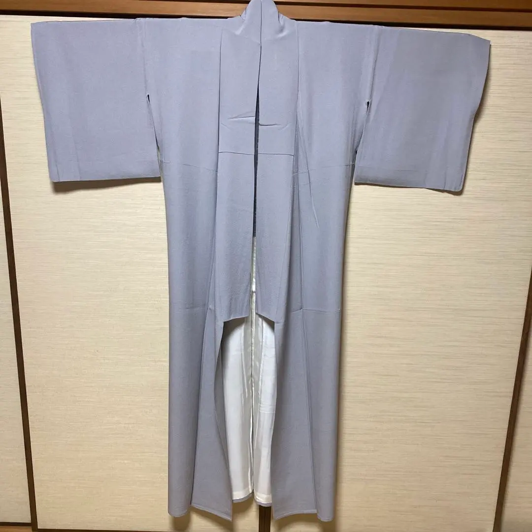 Thumbnail of Gray kimono with one crest