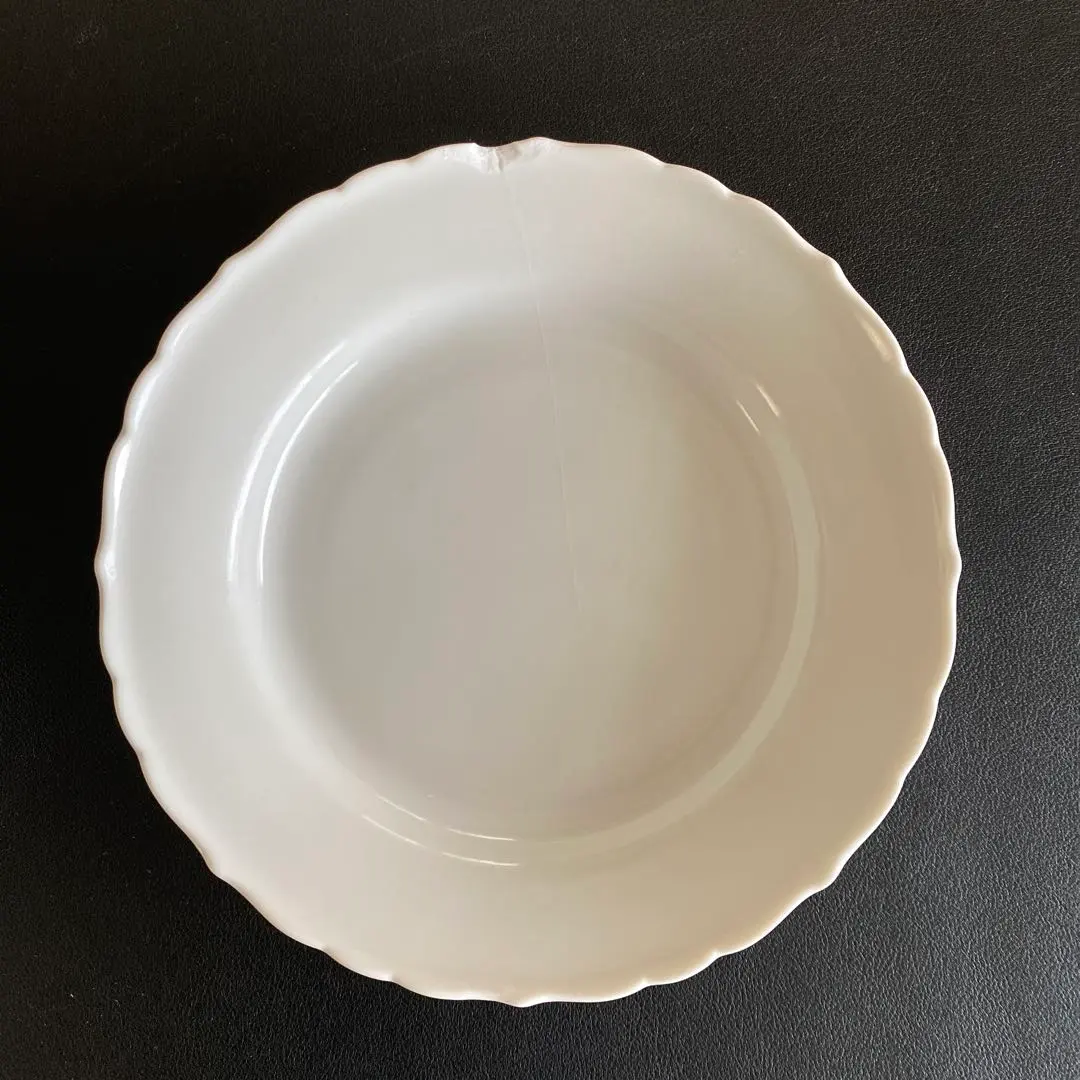 Thumbnail of For Kintsugi! White round plate, cracked, approximately 17 cm