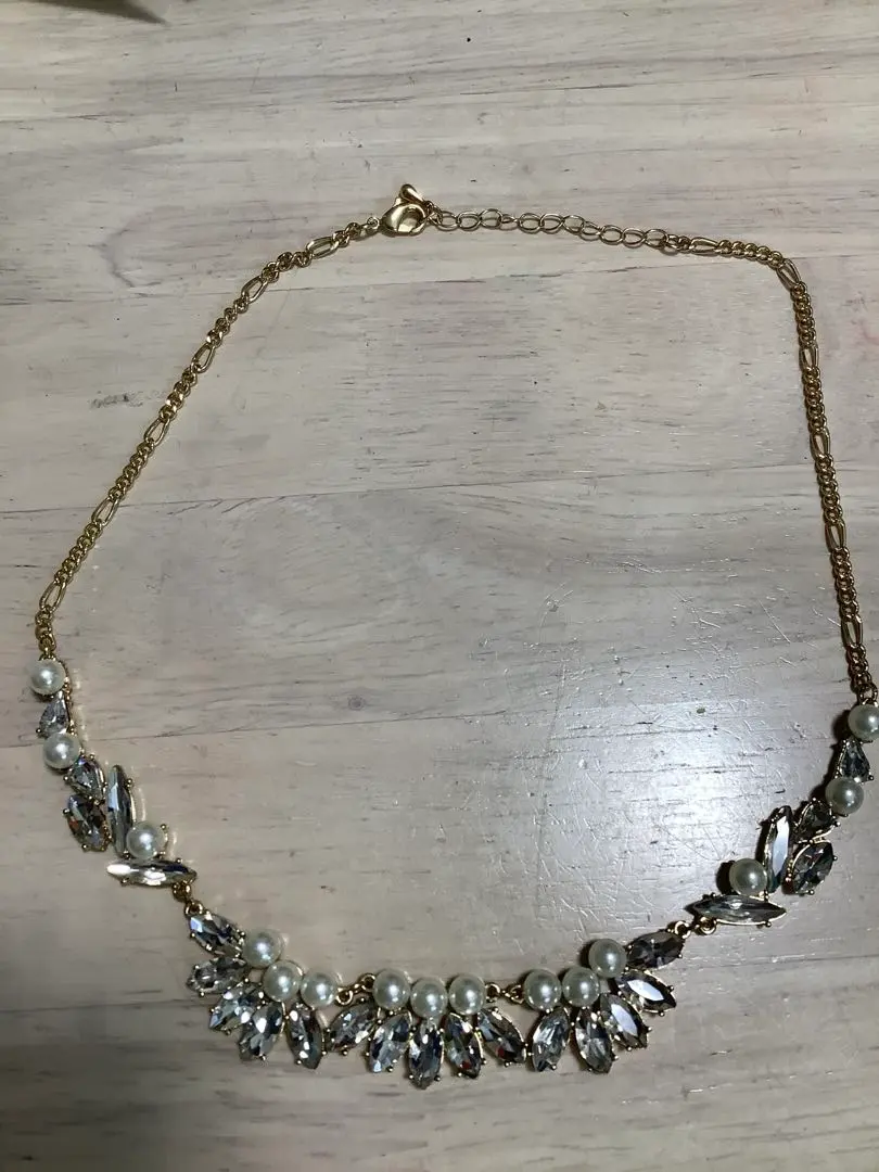 Thumbnail of Fake pearl necklace